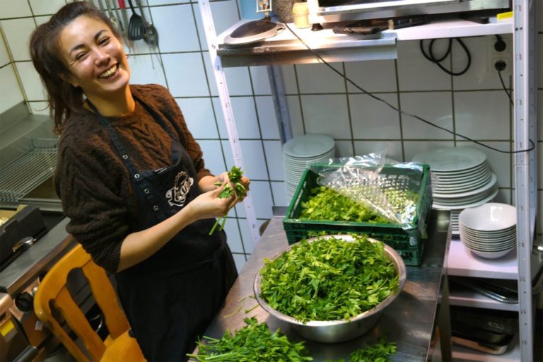 Locura-Mitglied zupft Petersilie für die Chimichurri-Herstellung