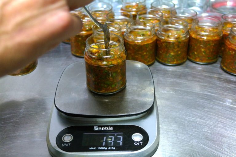 Chimichurri wird gewogen und abgefüllt