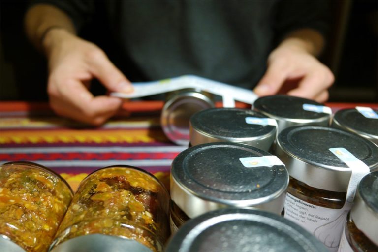 Chimichurri-Gläser werden per Hand etikettiert